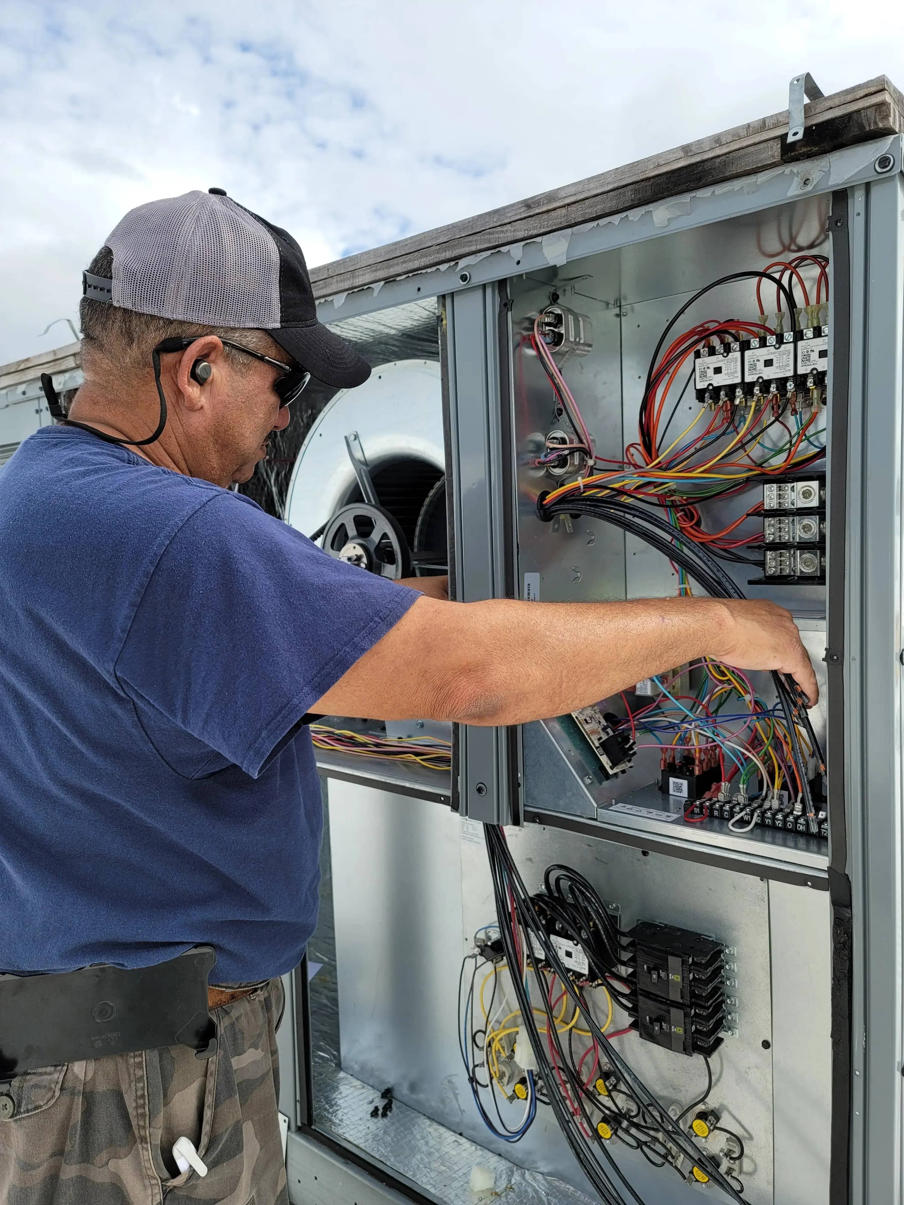 Técnico de reparación de A/C en trabajo